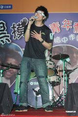 组图：林俊杰担任眼疾爱心大使 挑战摸黑自弹自唱