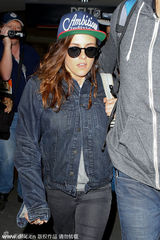 组图：暮光女素颜现身机场 高大保镖护驾速闪人