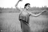 组图：黄曼芦苇丛中拍黑白写真  曼妙身姿迎风起舞