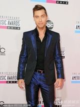 组图：全美音乐奖红毯女星争艳 比伯亲老妈鸟叔搞怪