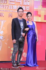 组图：以 莉 高 露 紫色礼服迷人 挽臂陈冠宇亮相