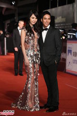 组图：海伦清桃红毯抢镜 镂空装大胆露酥胸