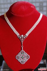 组图：徐子淇义捐60万珠宝 李家诚赠4只名表