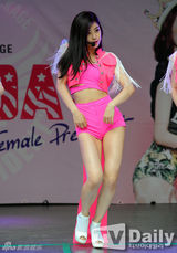 组图：GirlsDay突袭明洞办演唱会施展性感魅力