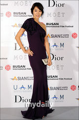 组图：允儿孔贤珠出席釜山亚洲电影之夜