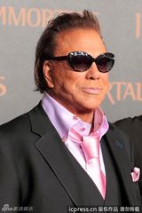 组图：《惊天战神》首映女星比美 米基洛克笑搂超模