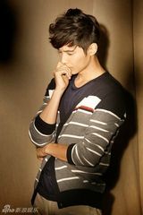 组图：韩国型男元斌拍秋冬服饰广告 搭档文根英