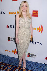 高清组图：达科塔-范宁V领长裙亮相身材窈窕