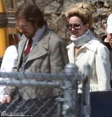 组图：劳伦斯餐厅吻戏显专业 贝尔变秃头肥男