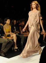 高清图：高圆圆出席纽约时装秀 与时尚名媛私密交谈