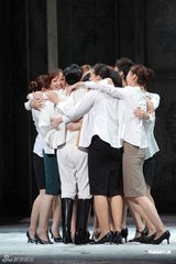 组图：何韵诗纪念入行10年 《贾宝玉》演毕20场谢幕