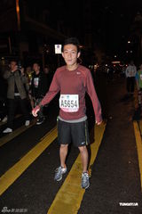 组图：陈冠希坚持跑完马拉松 一心慈善否认要洗底