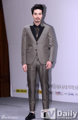 组图：宋智孝马尾白裙清秀亮相《天命》发布会