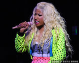 组图：麻辣鸡个唱粉丝强行上台 与保镖激烈扭打