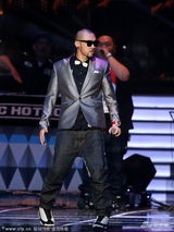 组图：张震岳热狗献唱金曲奖 嗨爆全场