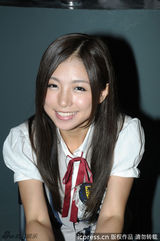 组图：SNH48亮相上海嘟嘴卖萌 与粉丝一一握手