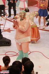 组图：TVB台庆曾志伟恶整陈豪 黄宗泽尖胸造型亮相