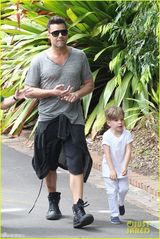 组图：瑞奇马丁携爱子亮相 壮硕身材父爱爆棚