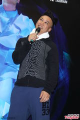 组图：陈奕迅台北火热开唱 台上大玩变装秀