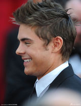 高清组图：奥斯卡红毯 扎克-艾弗隆“刺头”造型酷