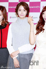 组图：少女时代办粉丝签名会 清新秋装吸引眼球