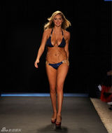 组图：超模凯特-阿普顿为内衣走秀 胸部丰满