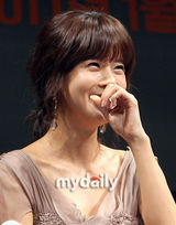 组图：郑在英宣传《棒球手套》搞怪 柳善大笑不断