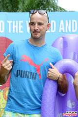 组图：吴凤节目《爱玩客》全新改版 抱女嘉宾