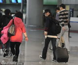 组图：汤唯紧身T恤小秀乳沟 与媒体打招呼玩亲民