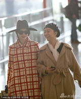 组图：范冰冰赴巴黎母亲送行 穿潮衣拿男包霸气外露