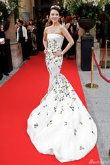 组图：章子怡盛装起舞 坠花白裙搭配皇冠优雅