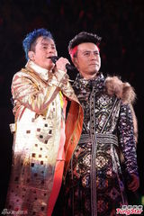 组图：谭咏麟不认豪宅传闻 李克勤想送小孩上学