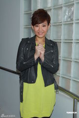 组图：汪明荃随罗家英探访老人 心情大好钻戒闪耀