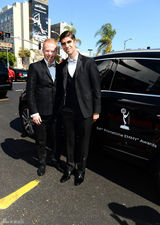 组图：《摩登家庭》男星杰西-泰勒-弗格森携男友秀默契