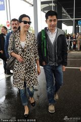 组图：刘嘉玲豹纹黑超抢眼 梁朝伟护花显恩爱