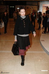 组图：邱淑贞携三女儿过圣诞 皮肤白皙靓丽依旧