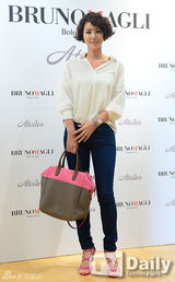 组图：韩星孙丹菲出席活动 露肚脐踩恨天高