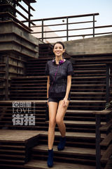 明星爱街拍：张蓝心秀性感美腿 与时尚并肩前行