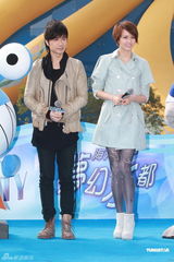 组图：梁咏琪穿丝袜秀美腿 常常易容游海洋公园