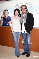 组图：小S经典挑逗男星POSE再现 不知大S已订婚