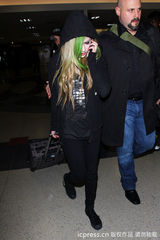 组图：艾薇儿“彩发”粉色变绿色 延续摇滚风格