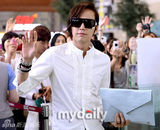 组图：韩星张根硕赴日宣传 戴发夹着装个性