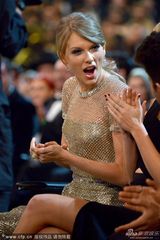 斯威夫特钢琴弹唱《All Too Well》露美腿