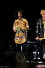 组图：韩团TeenTop台北开唱狂扭腰臀秀舞技