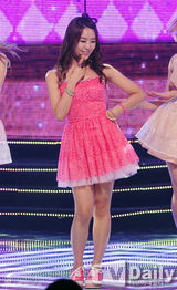 组图：神话新曲夺冠吻奖杯 SHINee钟铉银发回归