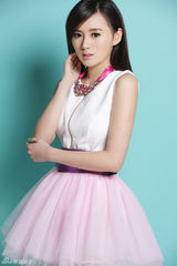 组图：江铠同孙骁骁闺蜜大片 夏日清新拼美腿