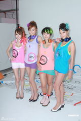 组图：何佩瑜陈静仪拍广告 背心热裤活力上阵