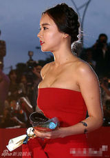 组图：女星黄雨瑟惠红裙挤奶亮相釜山红毯