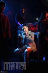 组图：胡军登杂志封面 拉奏小提琴举杯醉饮