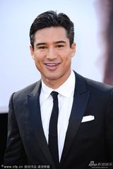 组图：85届奥斯卡红毯-主播马里奥笑容俊朗